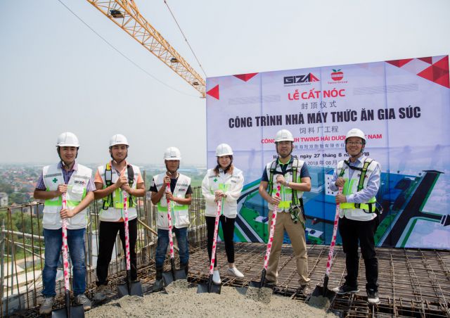 TWINS HẢI DƯƠNG: LỄ CẤT NÓC NHÀ MÁY THỨC ĂN CHĂN NUÔI 